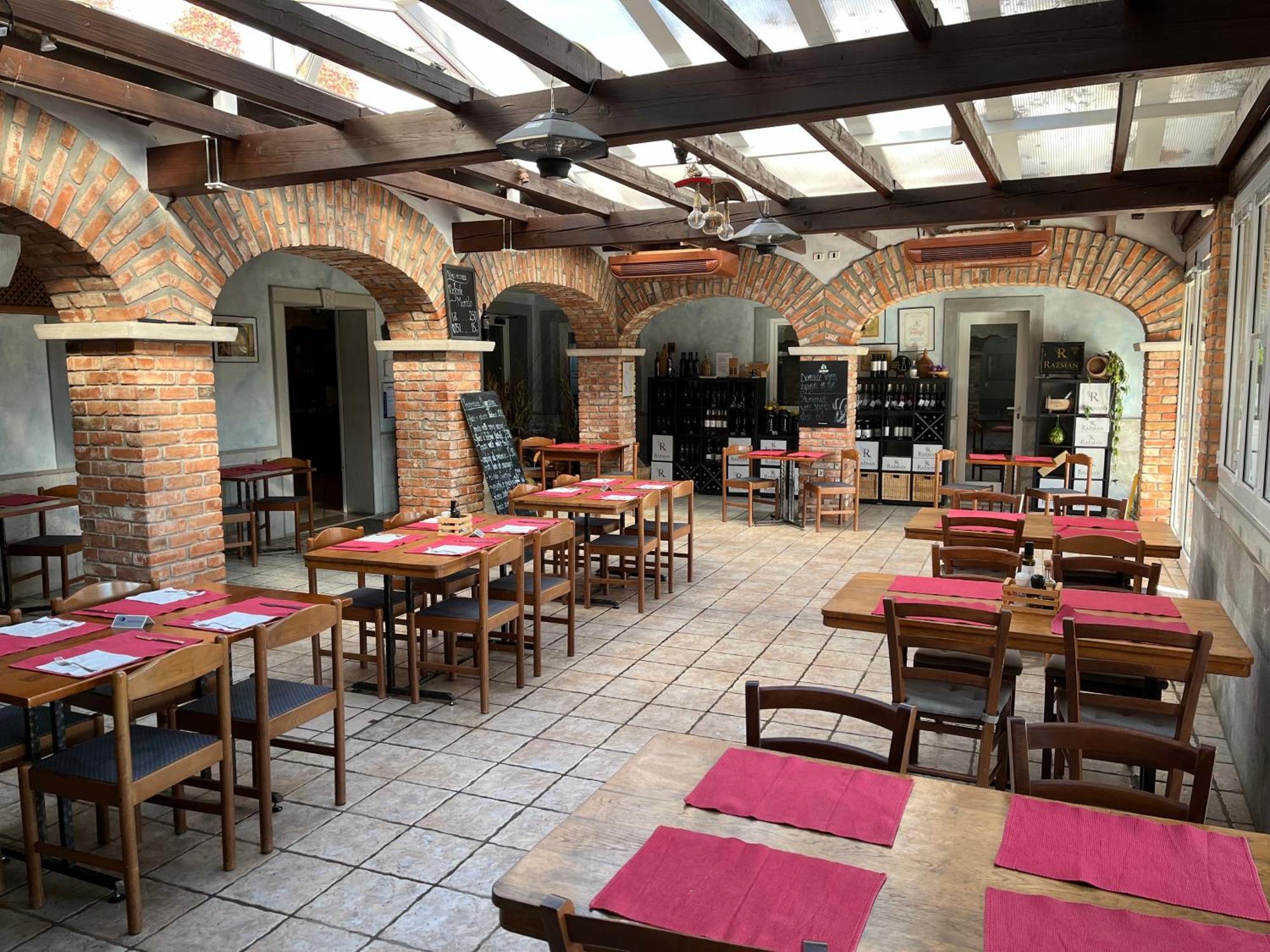 Razman Wine Rooms Gračišče Buitenkant foto